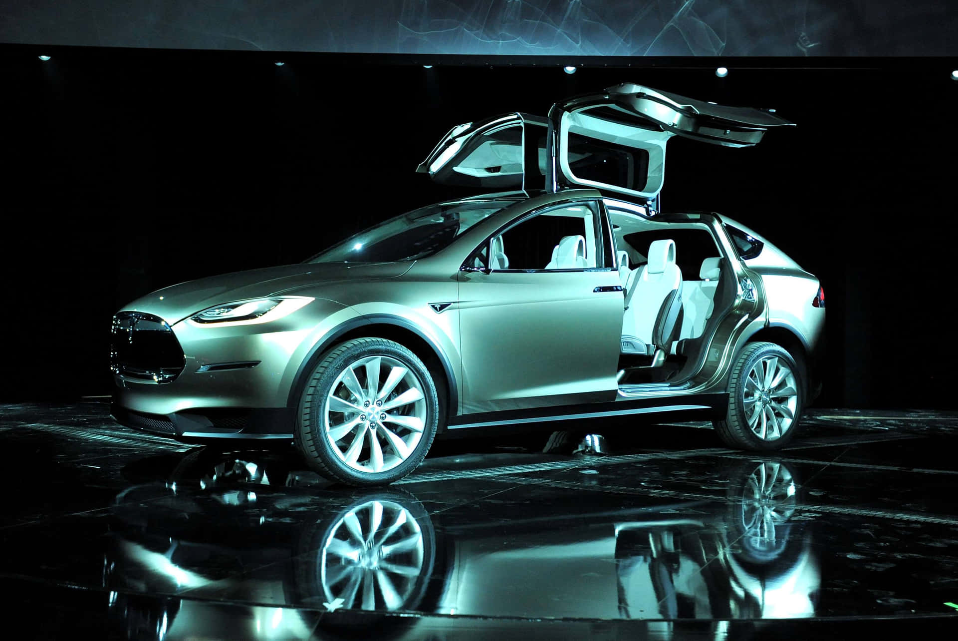 Immaginedi Una Tesla Verde Metallico