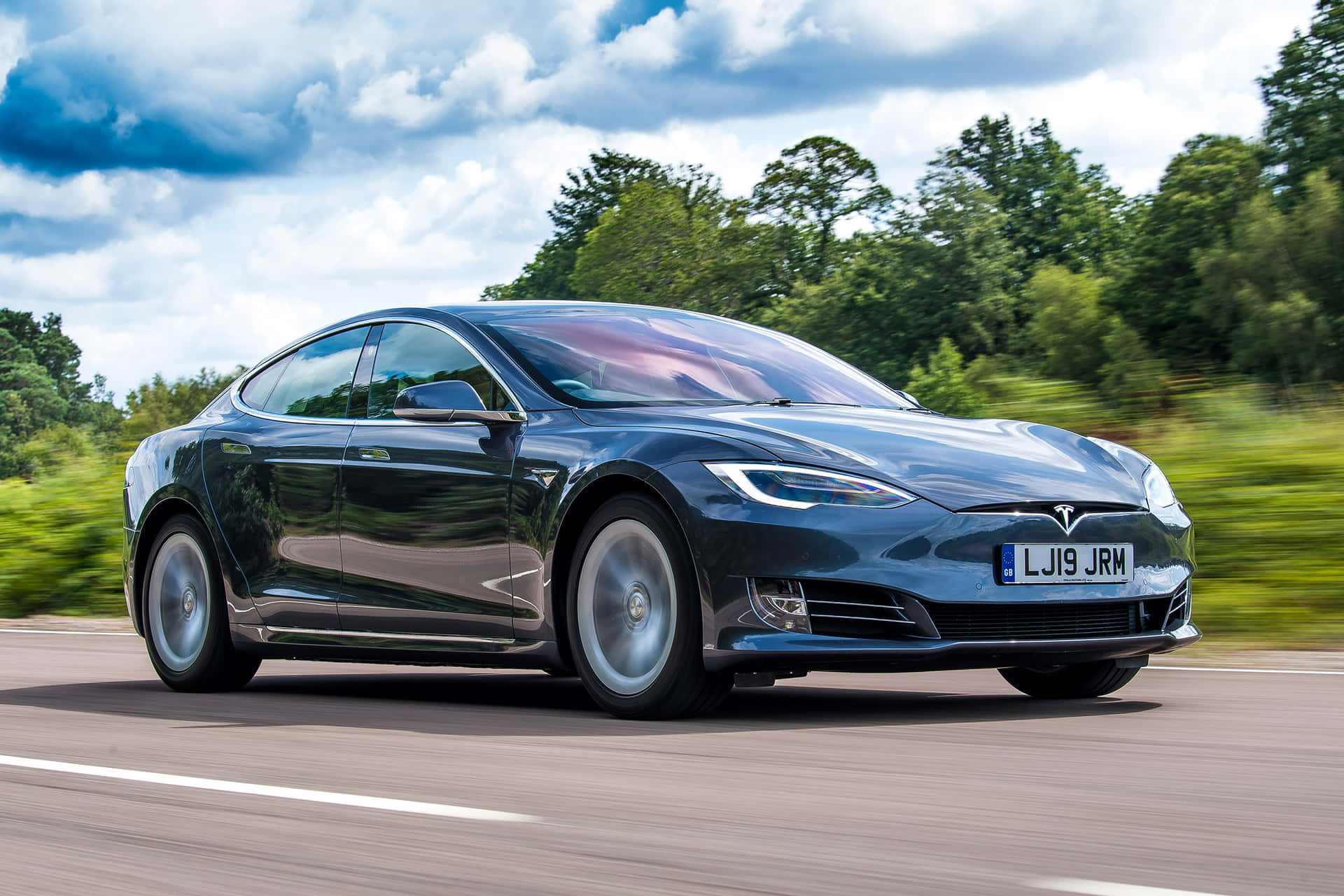 Sølvblå Tesla-billede giver en rig glans til din skærm.
