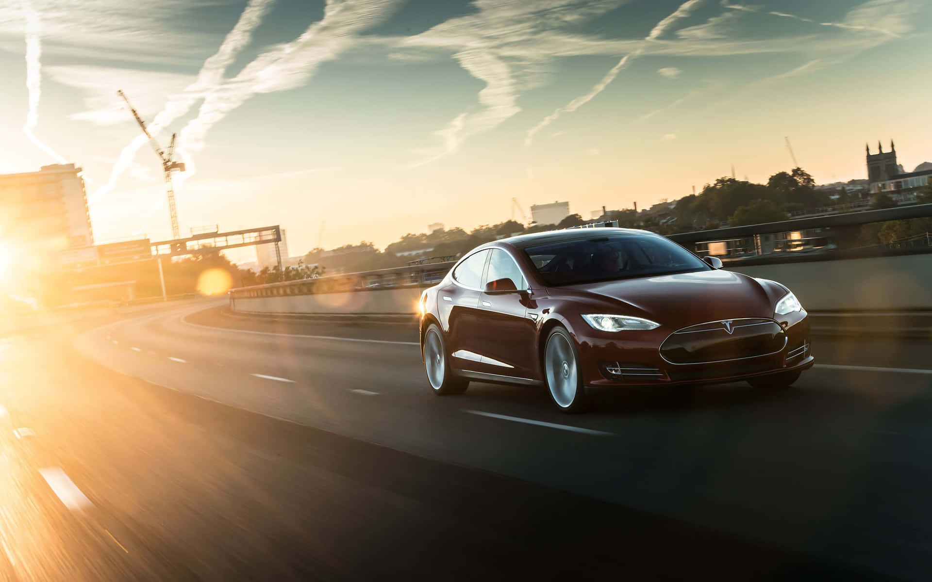 Live-tapet af billedet af en Tesla-bil på vejen