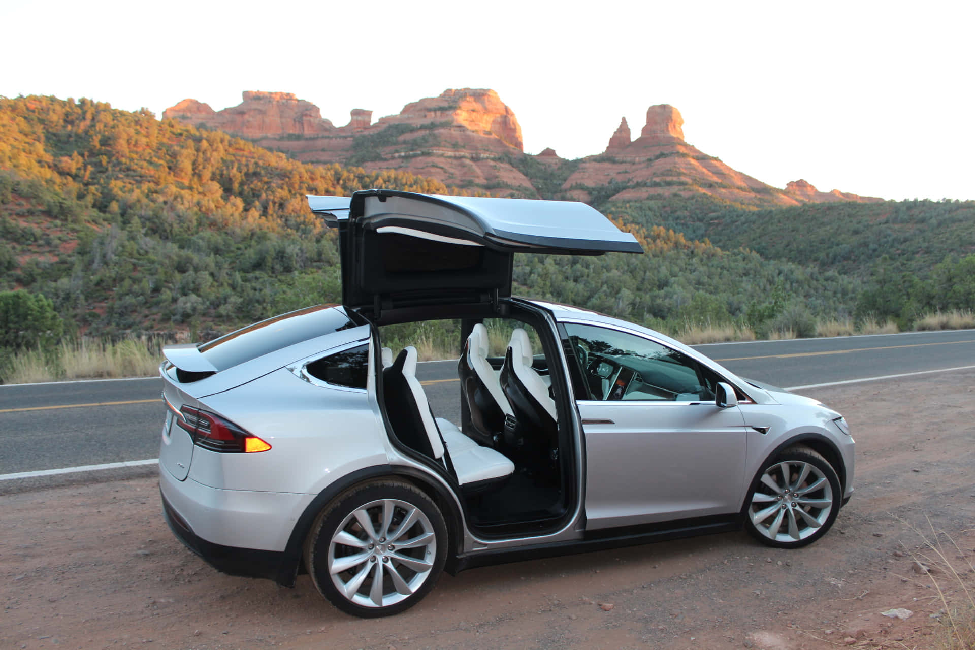 Immaginedi Tesla Con Porte A Forbice