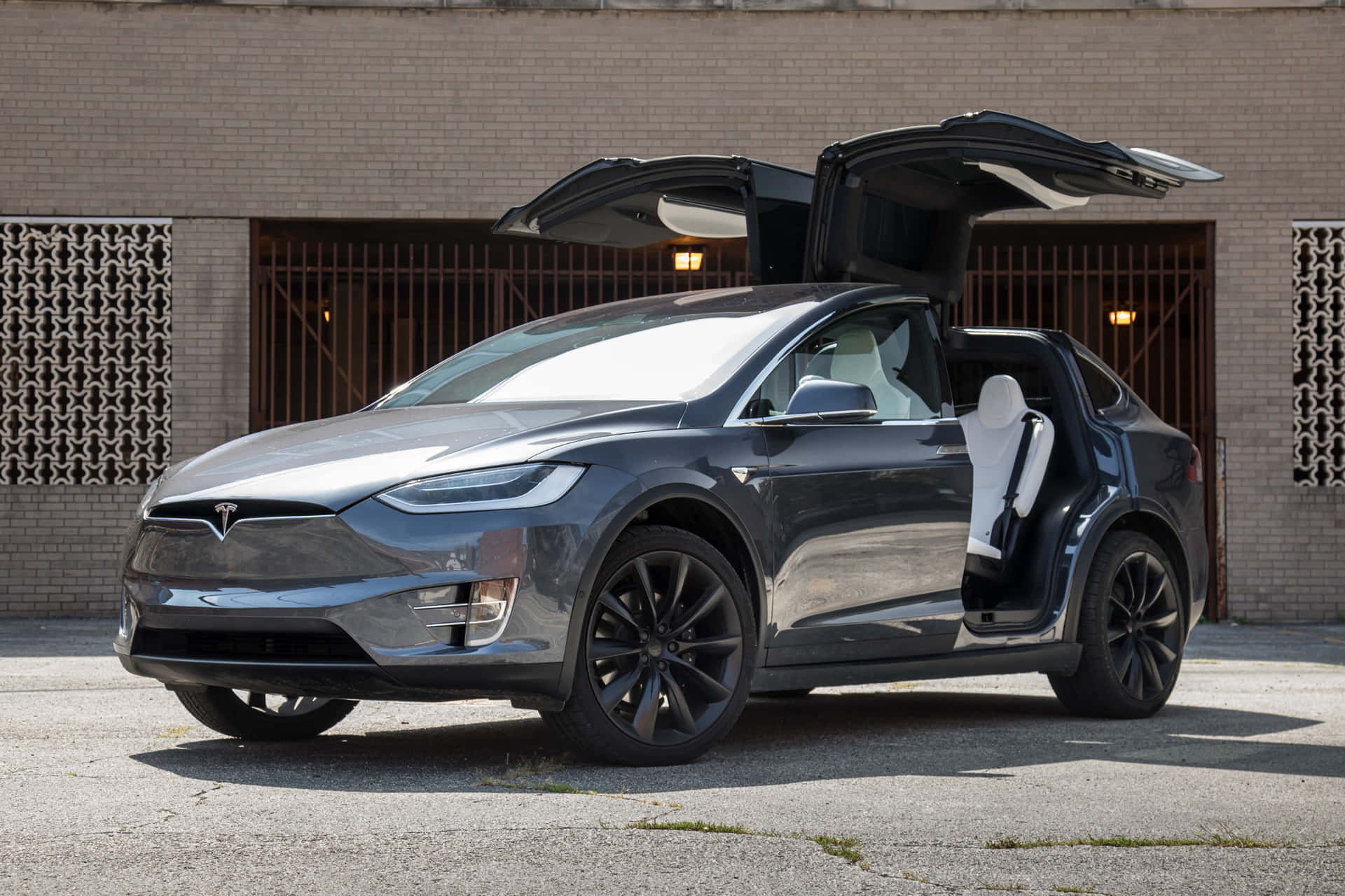 Blankotbillede Af En Skinnende Blå Tesla-bil.