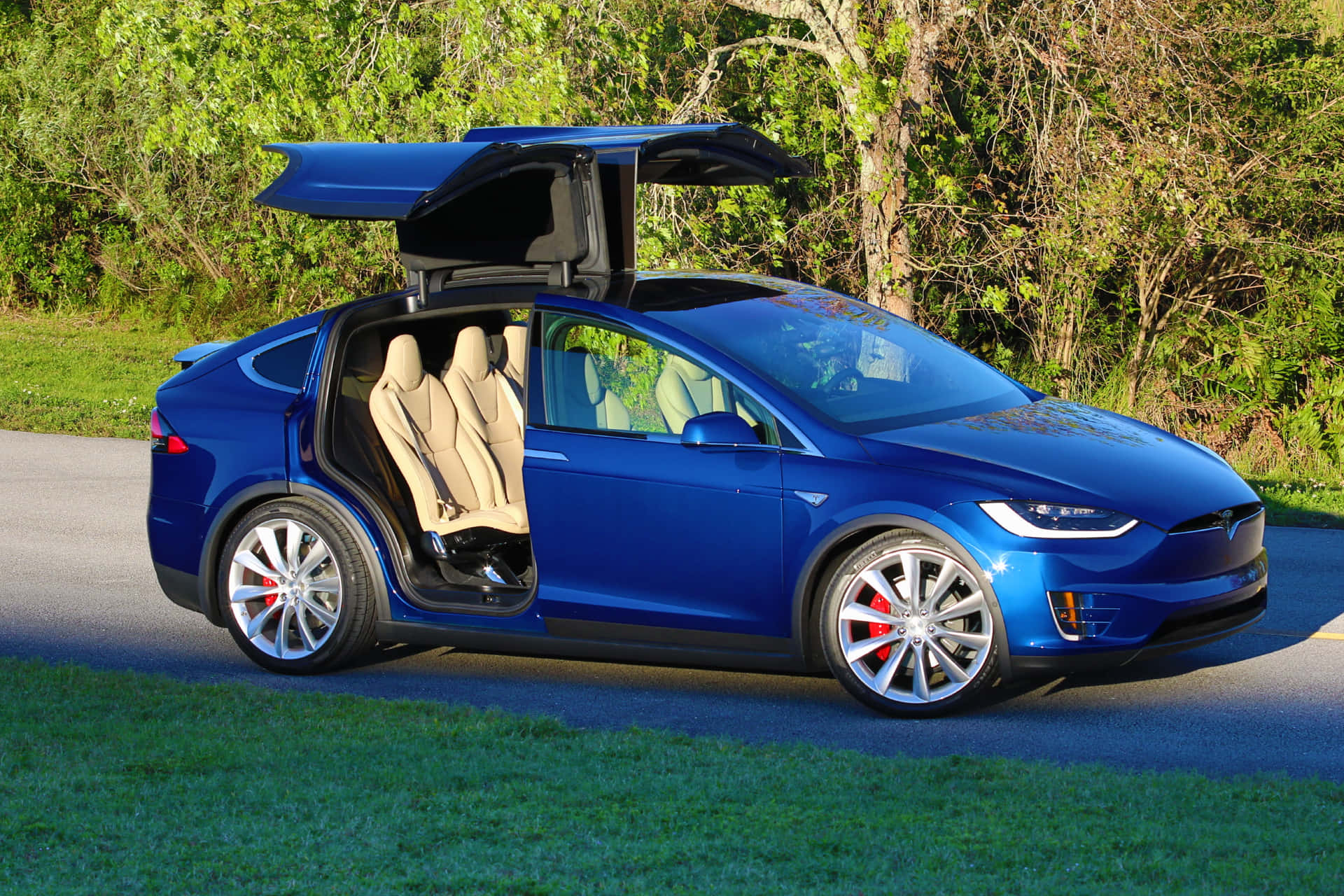 Bildpå En Tesla-bil I Neonblått
