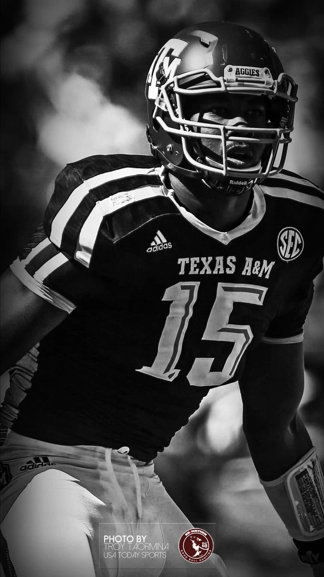 A Black And White Photo Of A Football Player Wallpaper