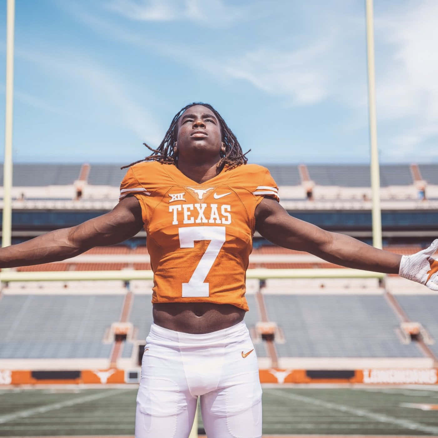 Texas Football Player Number7 Power Pose Wallpaper
