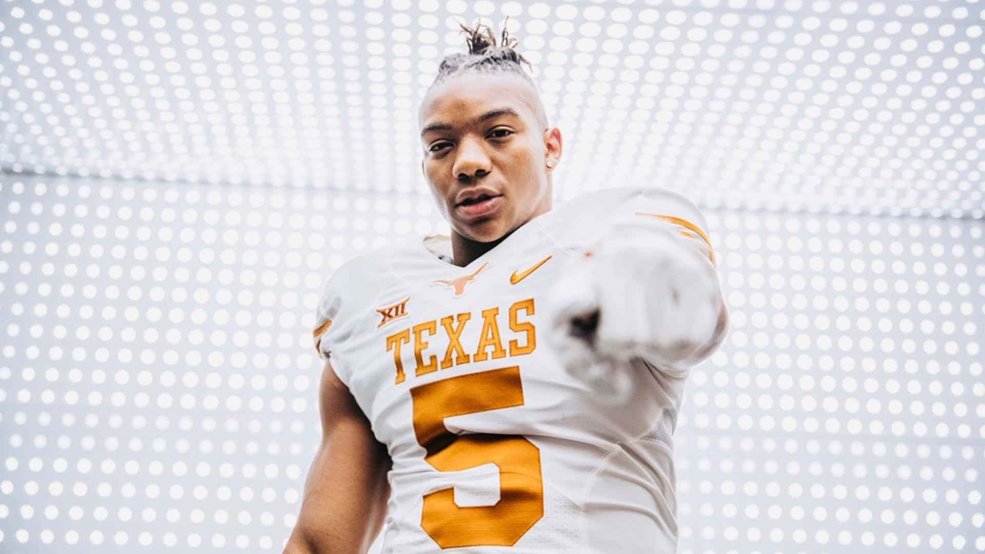 Texas Football Player Pointing Wallpaper