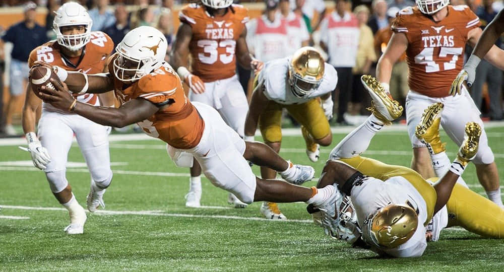 En Texas Longhorns fodboldspiller forsøger at fange bolden Wallpaper