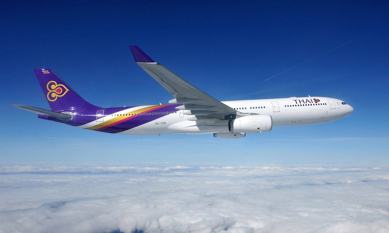 Thaiairways Flugzeug Über Den Wolken Wallpaper