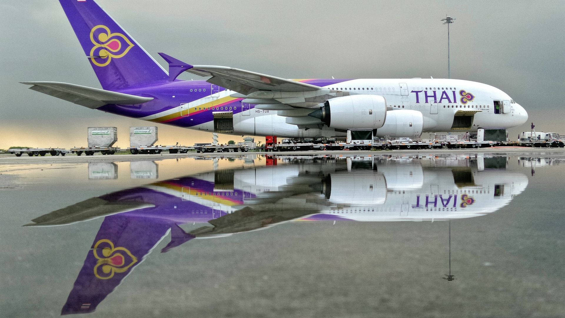 Download Thai Airways Plane On Flooded Airport Wallpaper 
