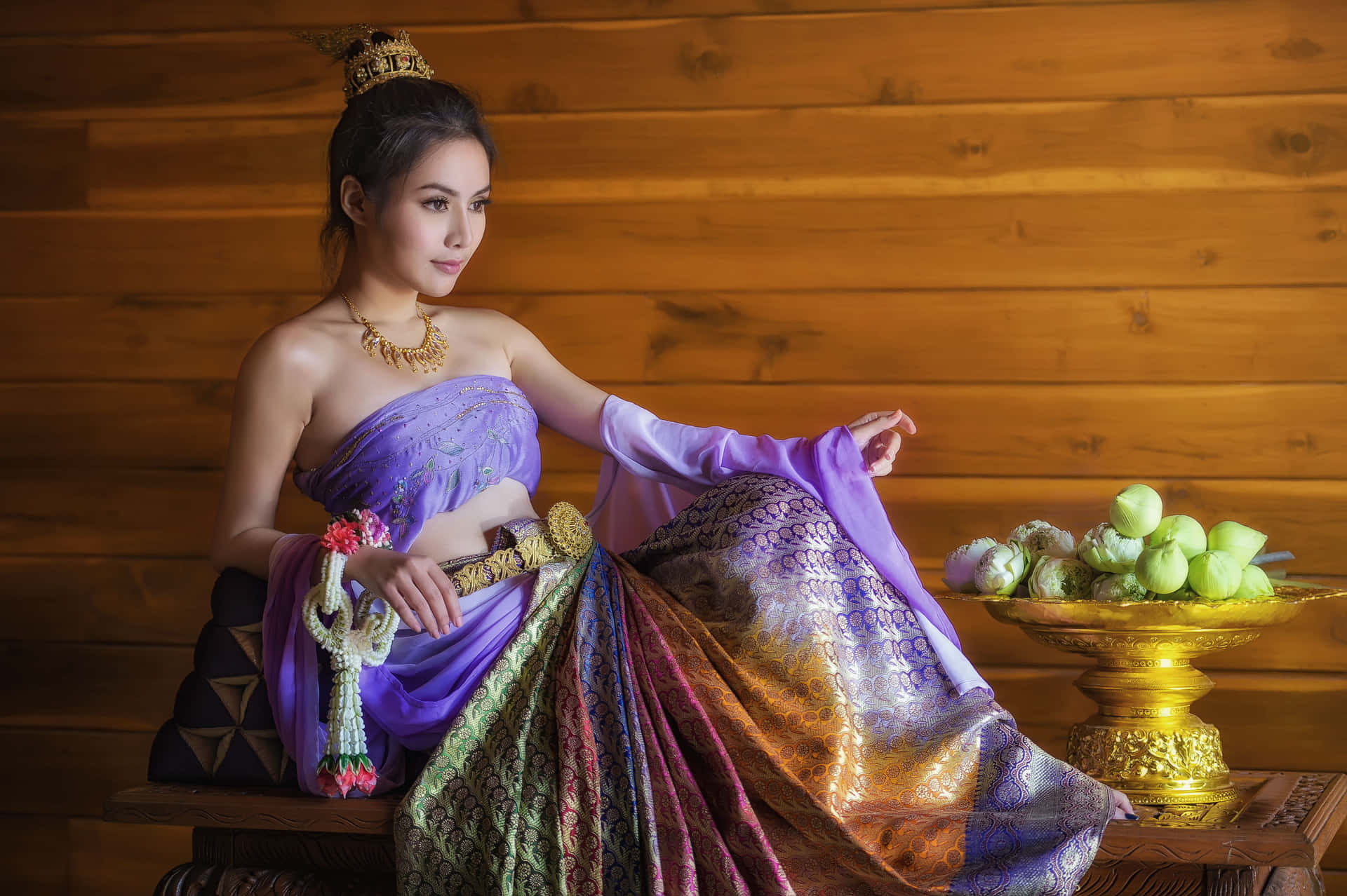 Ragazzathailandese In Abiti Tradizionali Sfondo