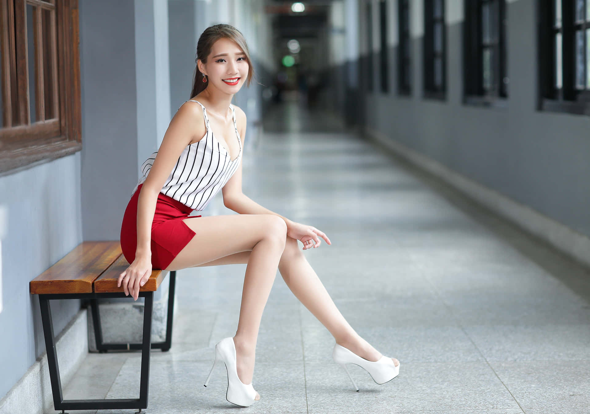 Thai Pige iført hvide høje hæle Wallpaper