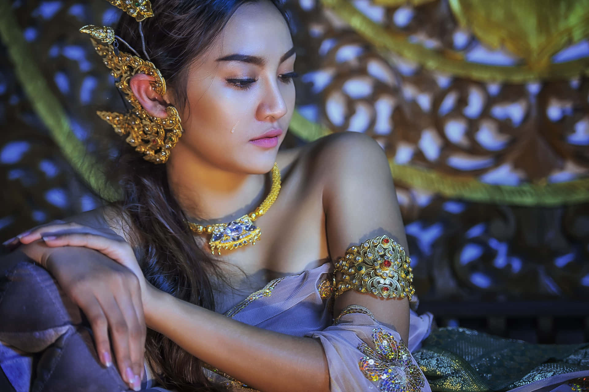 Donnatradizionale Tailandese Adornata Con Accessori D'oro. Sfondo