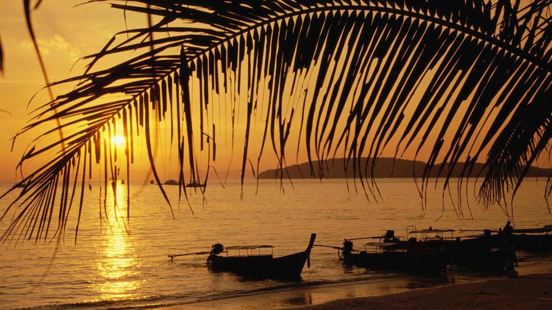 Fantastisk Utsikt Over En Vakker Thailand Strand Ved Solnedgang Bakgrunnsbildet