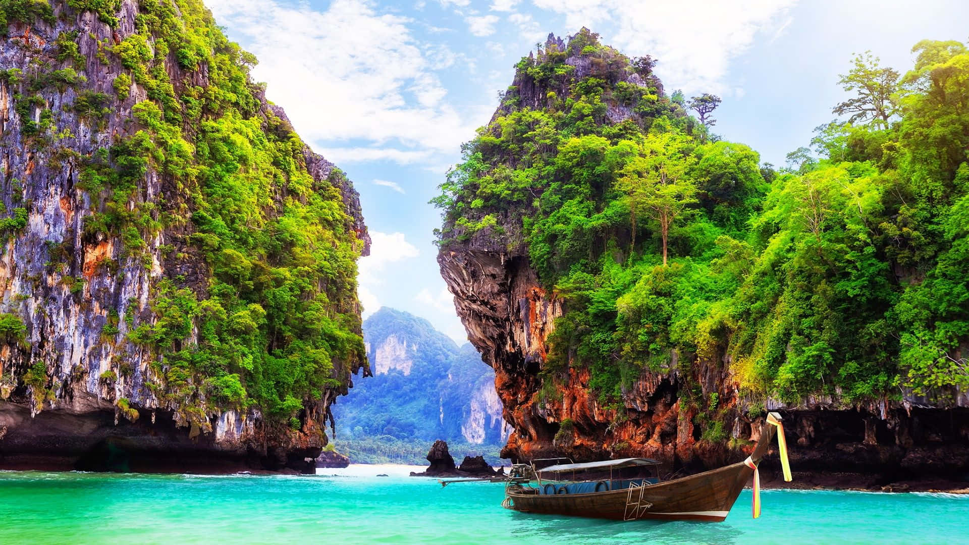 Impresionantevista Panorámica De Una Playa Virgen En Tailandia. Fondo de pantalla