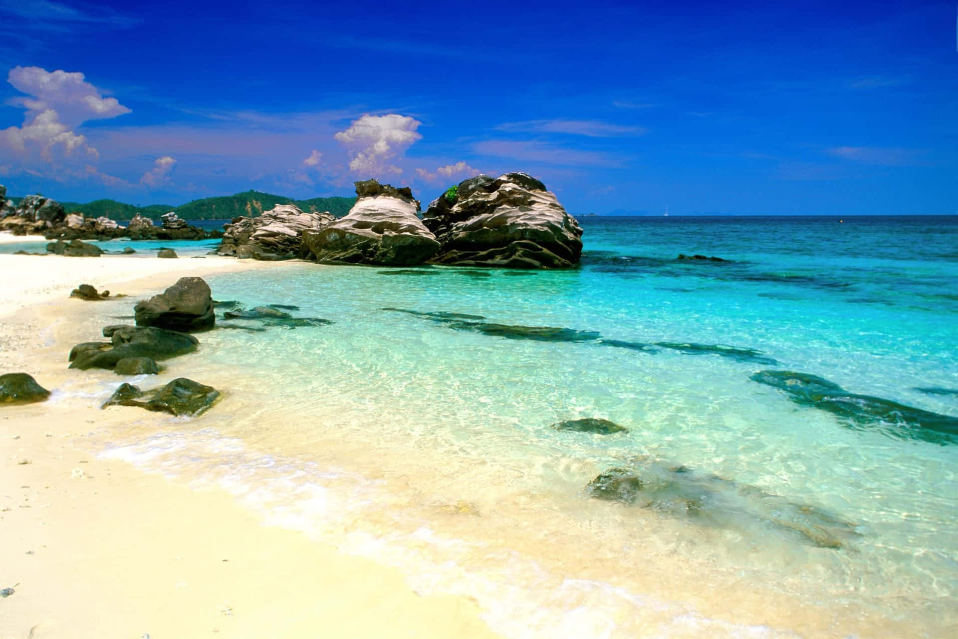 Unavista Impresionante De Una Tranquila Playa De Tailandia Durante Un Atardecer Dorado. Fondo de pantalla
