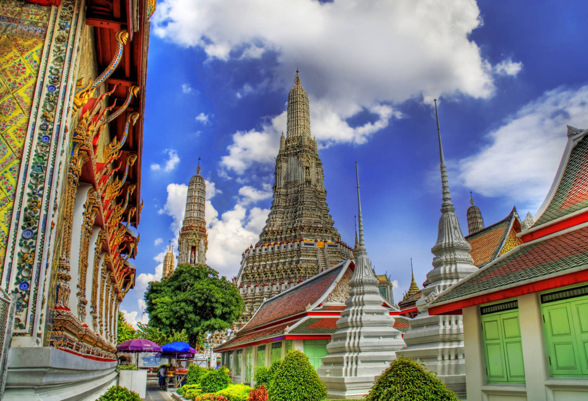 Vistade La Calle Del Wat Arun En Tailandia Fondo de pantalla