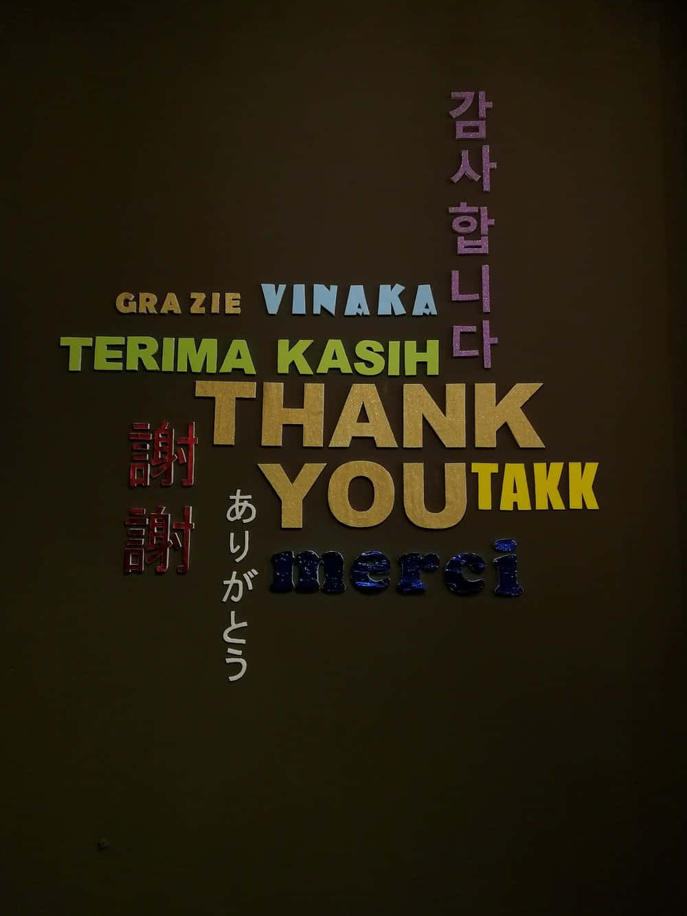 Envæg Med Et Skilt, Der Siger Tak På Forskellige Sprog