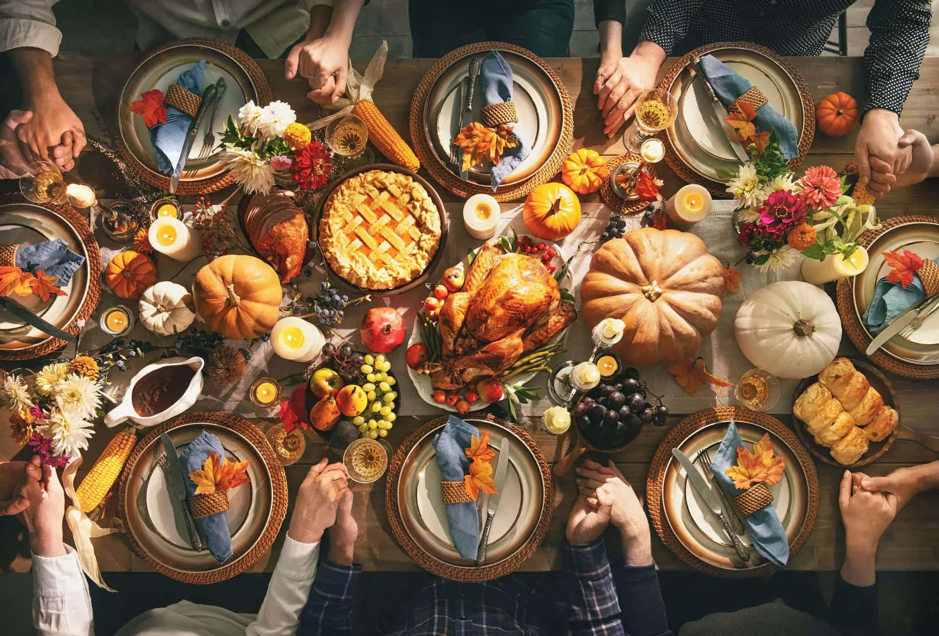 Billeder af Thanksgiving af kalkuner, græskar, kornucopier og meget mere pryder denne tapet.