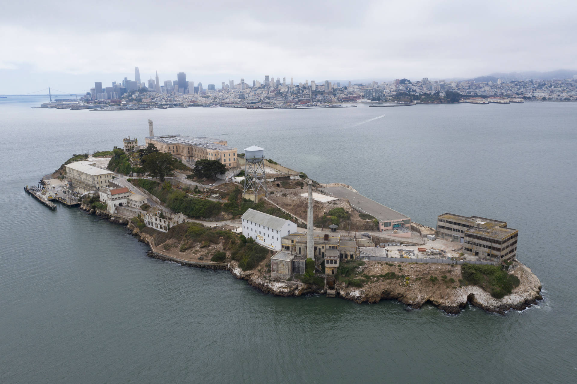 Tapetet med Alcatraz øen fremkalder en stemning af mysterium. Wallpaper