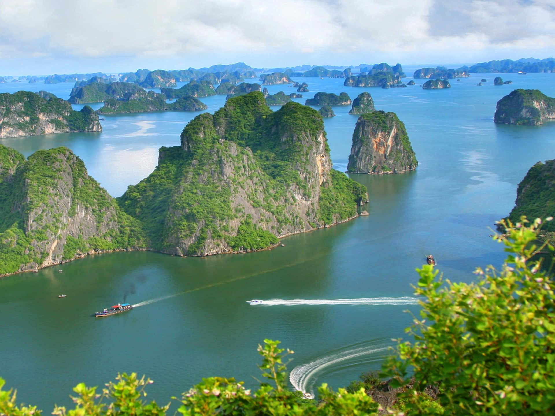 The Amazing Rock Formations Of Halong Bay Wallpaper