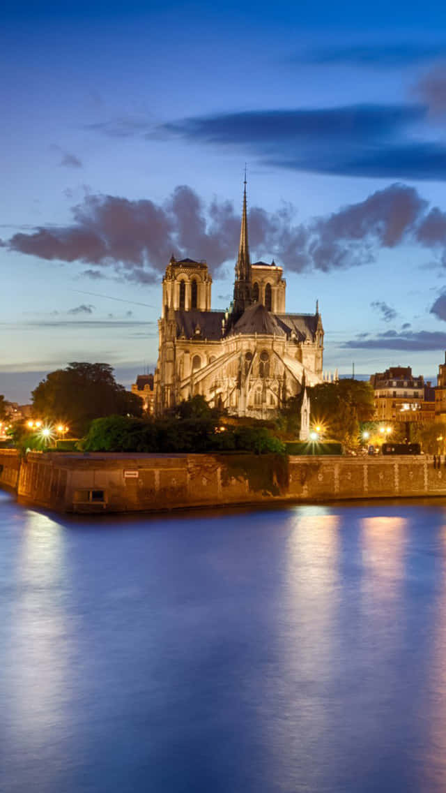 Laparte Trasera De La Catedral De Notre Dame Después Del Atardecer. Fondo de pantalla