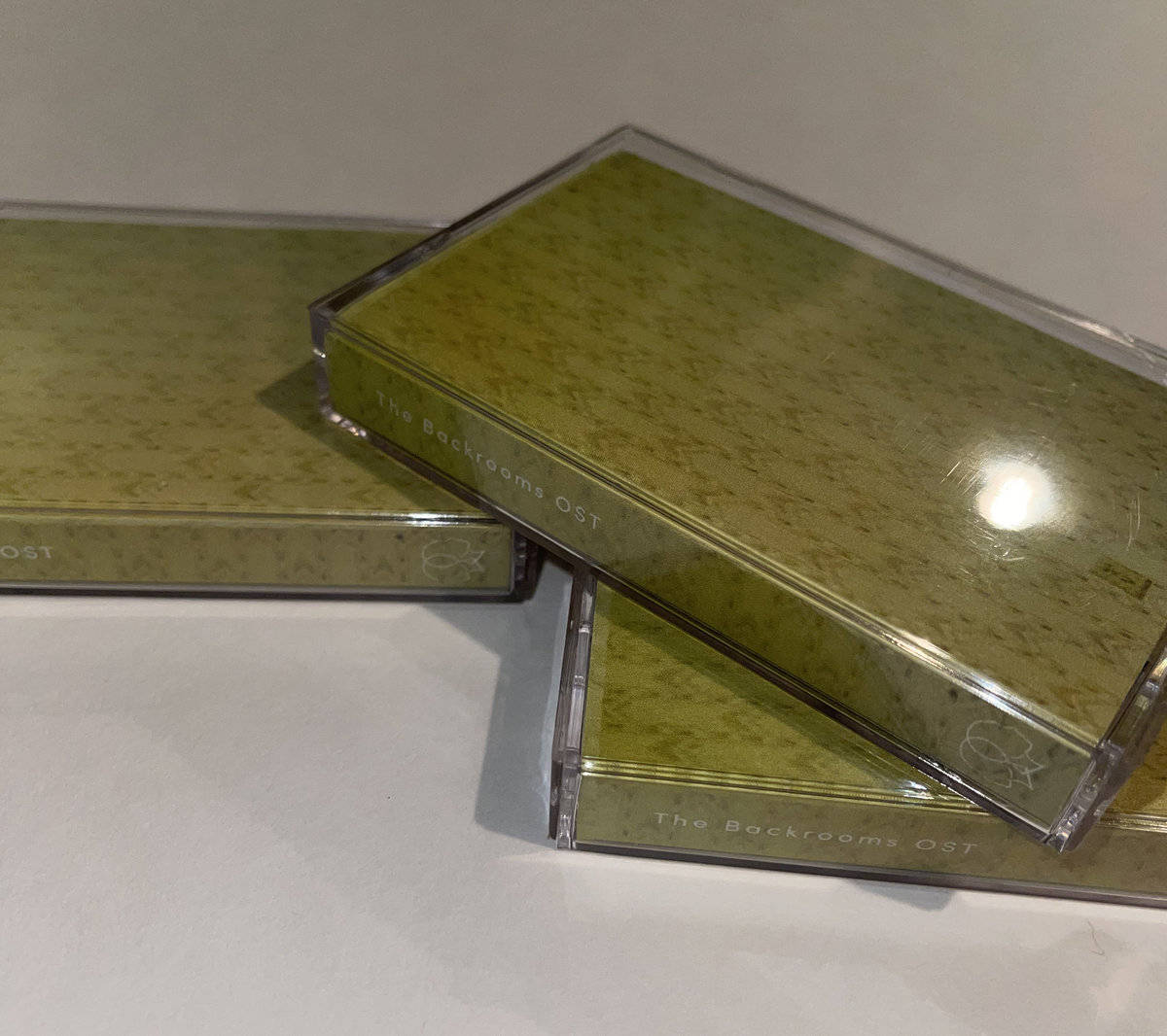 Tre grønne kassetter, der sidder på et bord Wallpaper