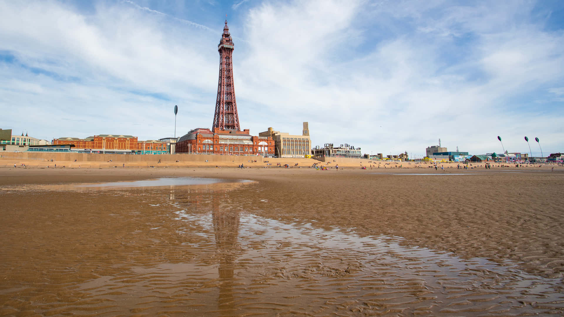 Stranden med Blackpool Tower i baggrunden Wallpaper
