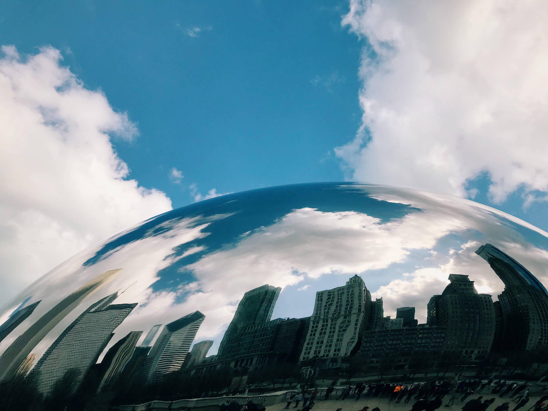 Elbean En Chicago Reflejando El Cielo Azul. Fondo de pantalla