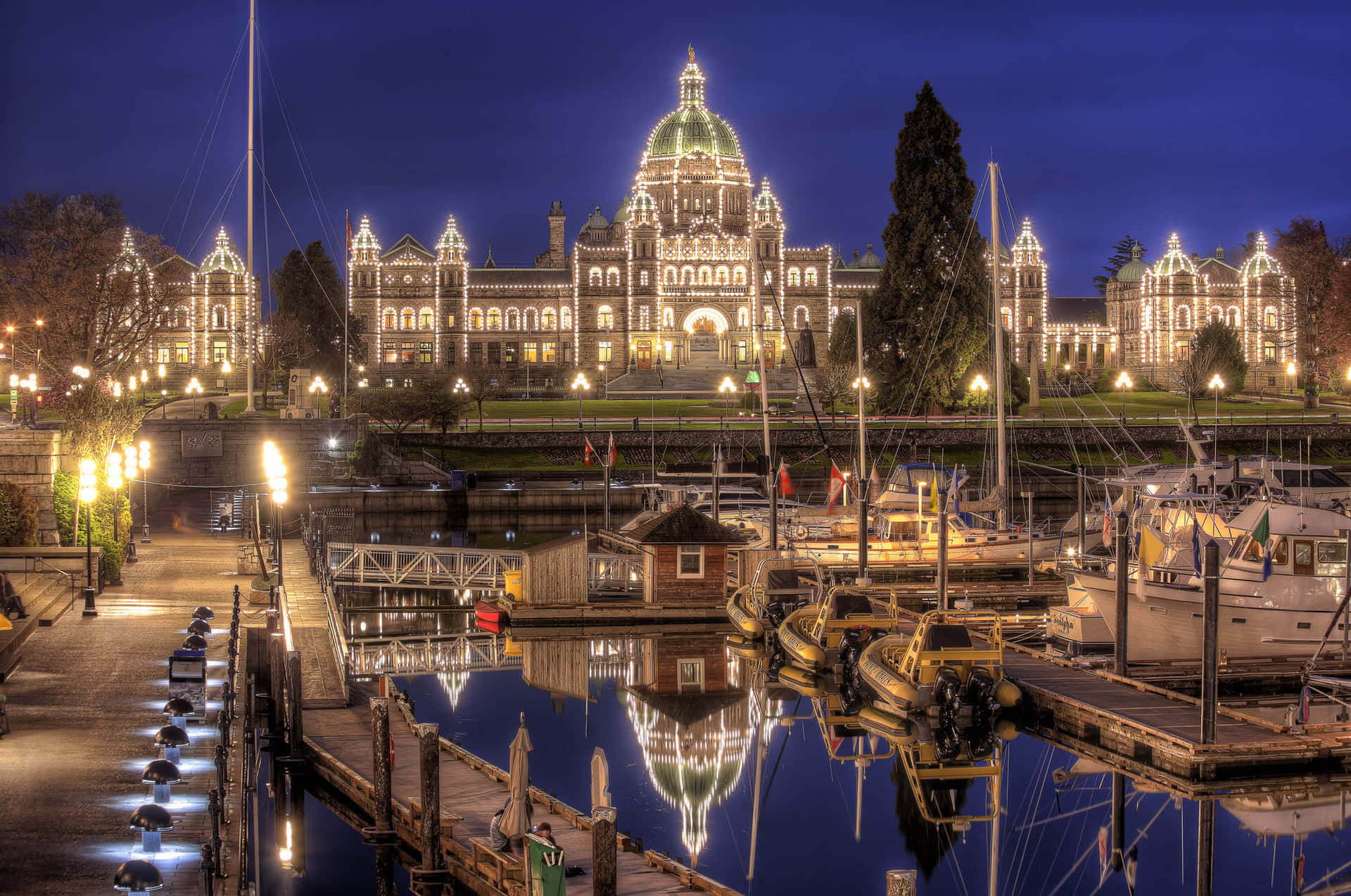Splendid Night View of Parliament Buildings in British Columbia Wallpaper