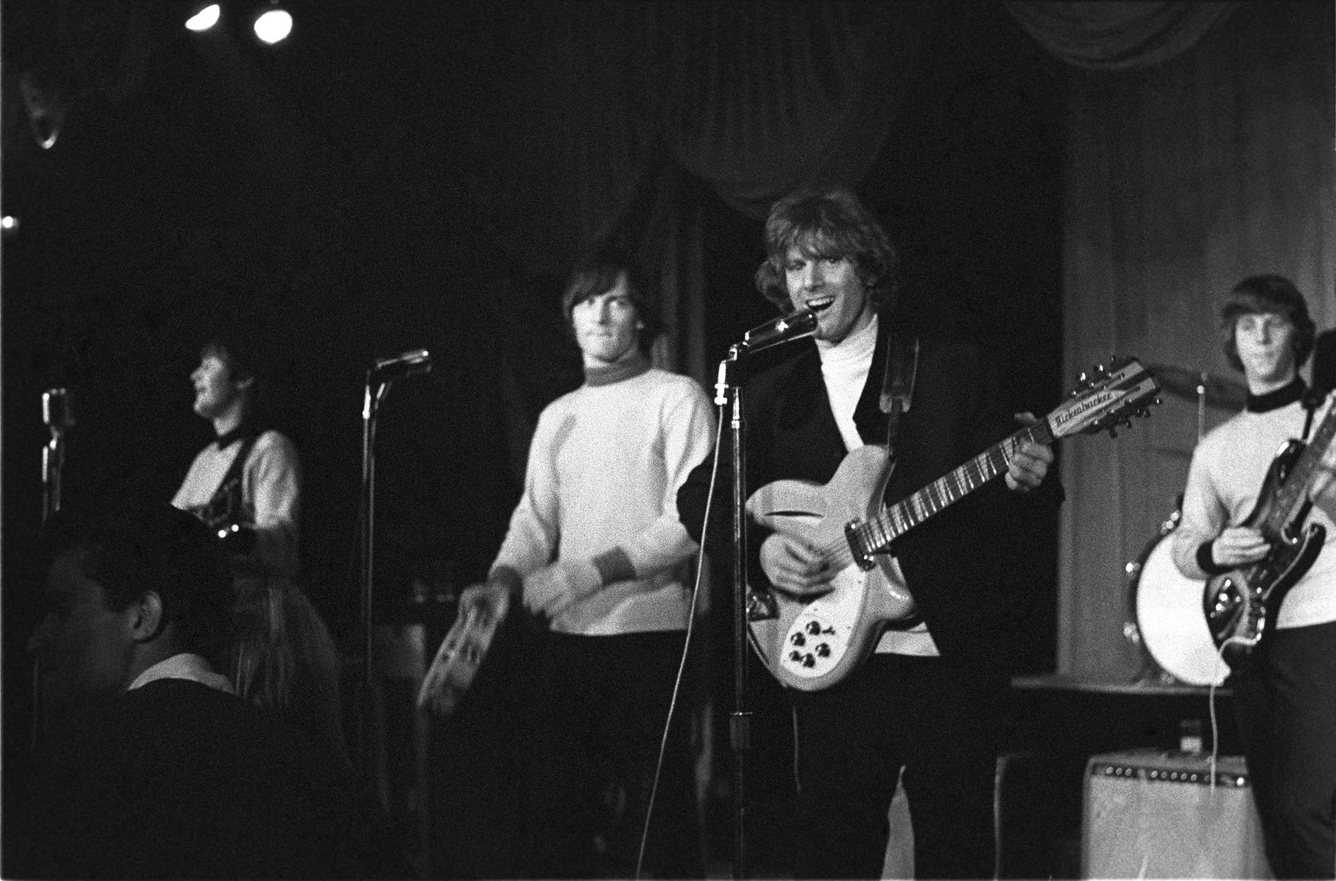 - Byrds Rockband Uppträdande (as A Title For A Wallpaper With A Live Photo Of The Band Performing) Wallpaper