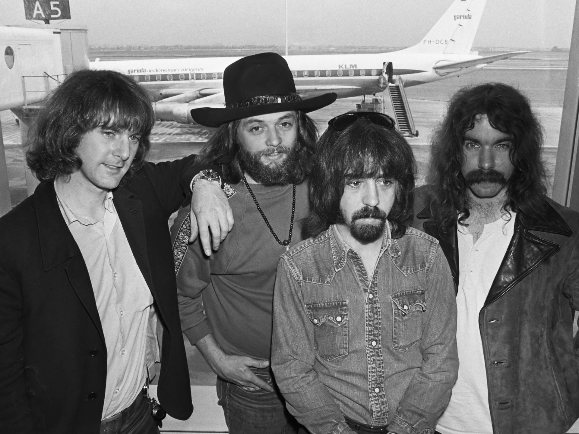 Members of the iconic rock band, The Byrds, featuring Skip Battin. Wallpaper