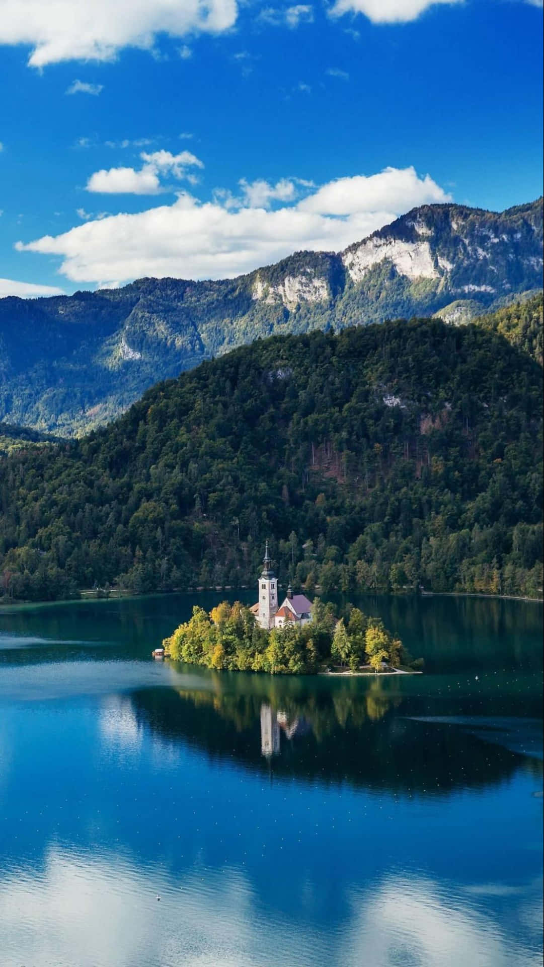Laiglesia En El Lago Bled, Foto Vertical. Fondo de pantalla
