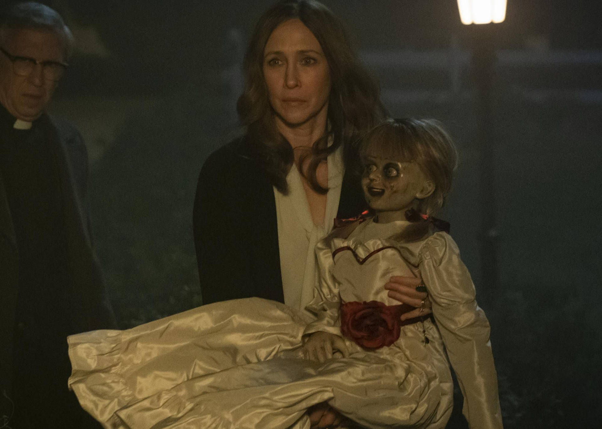 Theconjuring: Lorraine Tar Med Sig Annabelle. Wallpaper