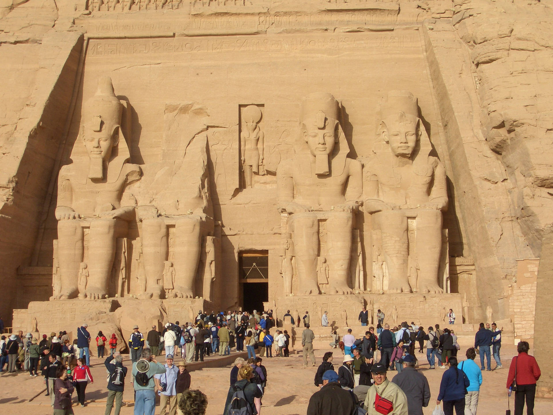 The Crowded Great Temple Of Abu Simbel. Wallpaper