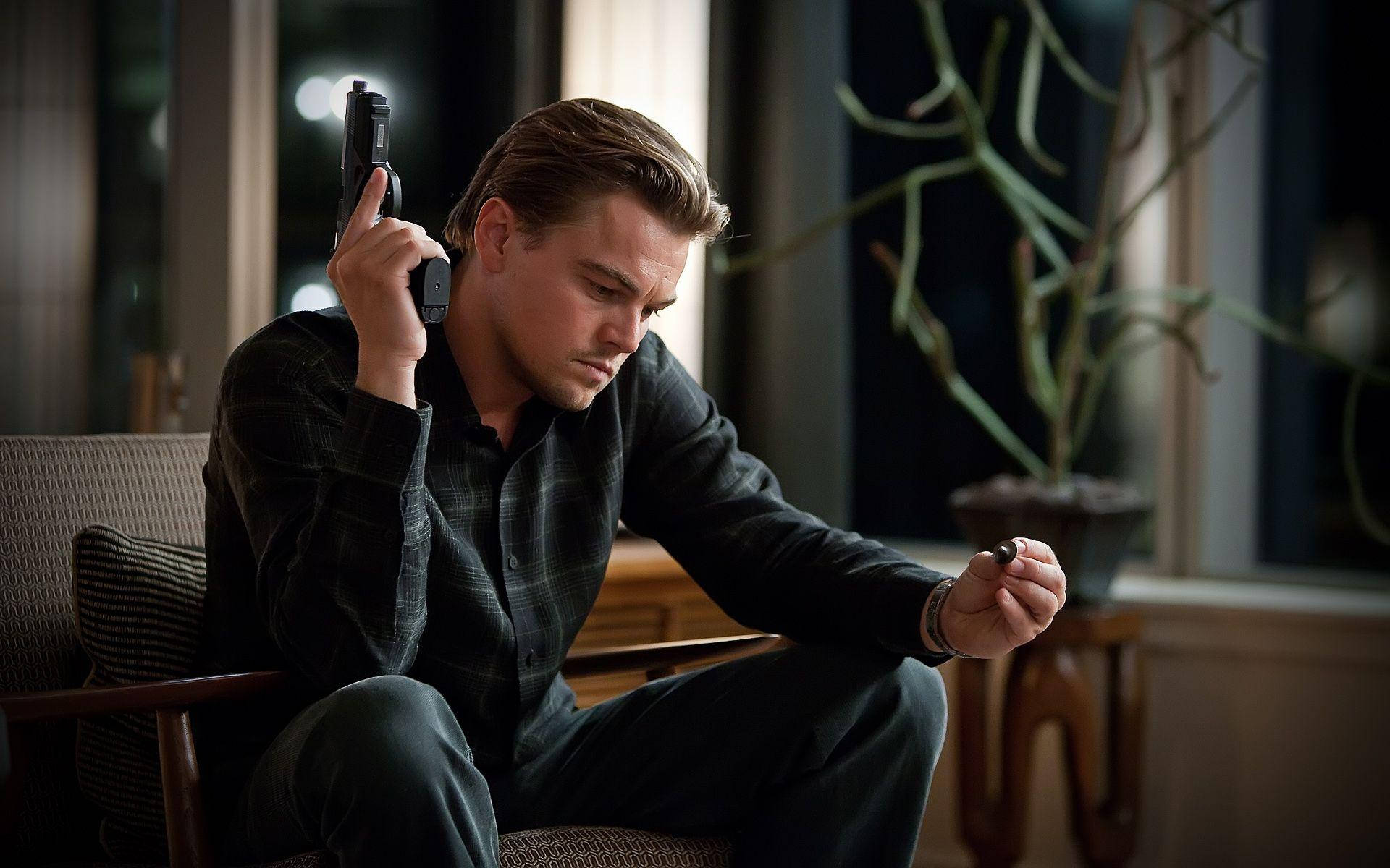 Departed Leonardo DiCaprio, der holder et gevær tapet Wallpaper