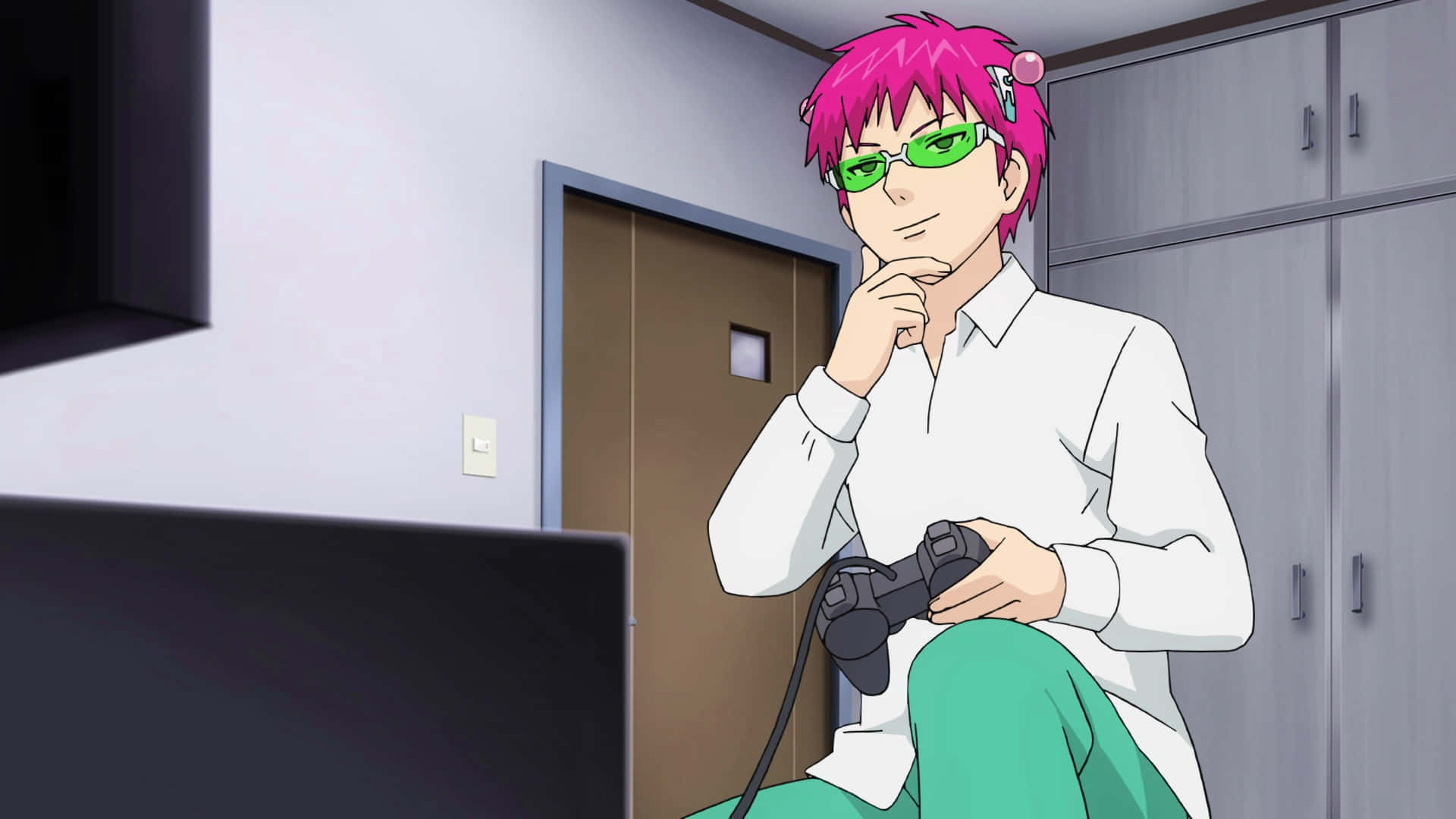 En mand med pink hår og briller spiller et videospil Wallpaper