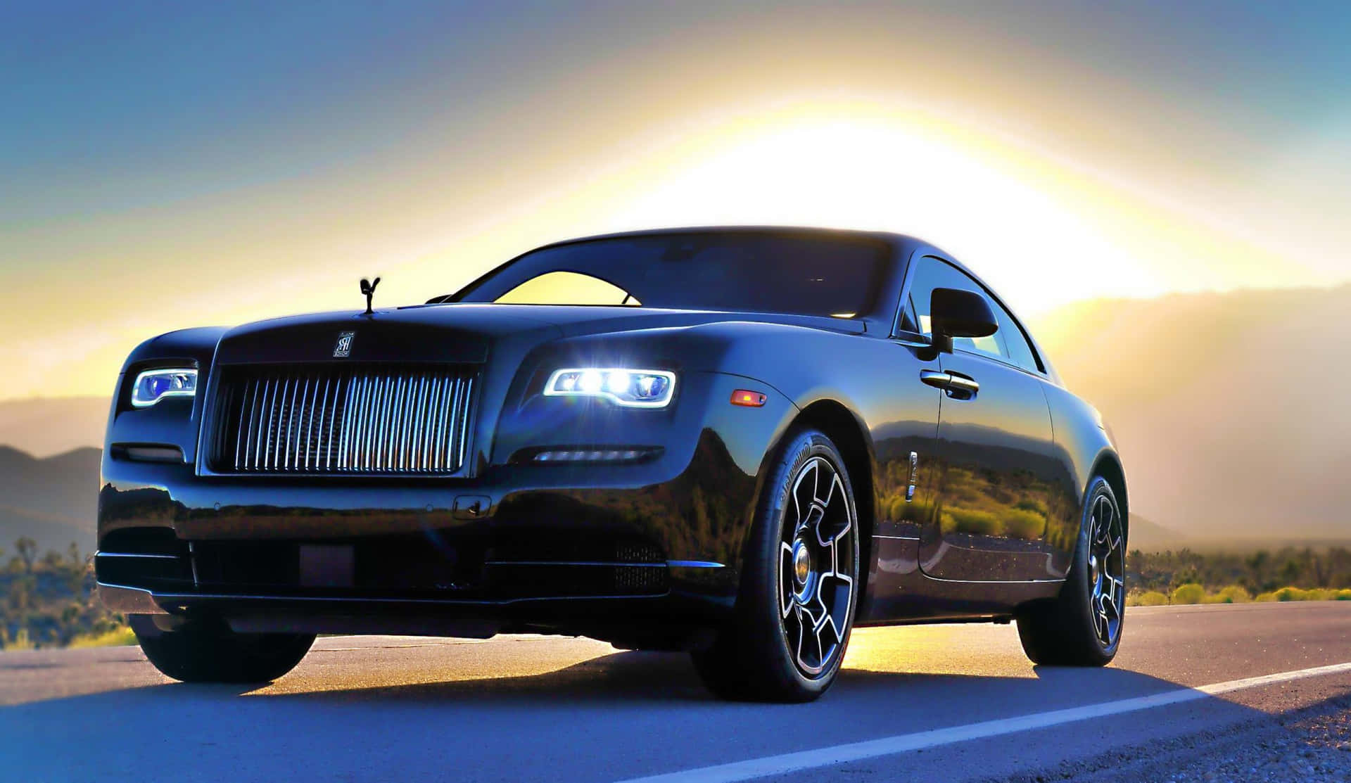 The Elegance Of Luxury - Rolls Royce Phantom Wallpaper