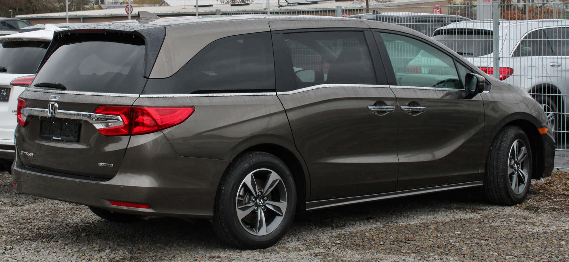 The Elegant 2021 Honda Odyssey Minivan In Striking Silver Wallpaper
