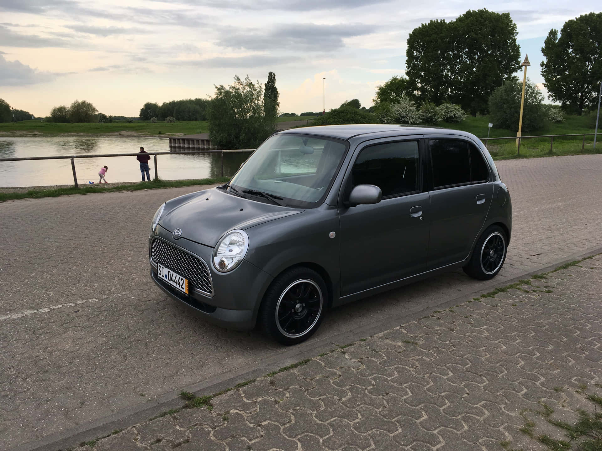 Le Daihatsu Trevis Élégant Et Compact Sous Un Coucher De Soleil Époustouflant. Fond d'écran