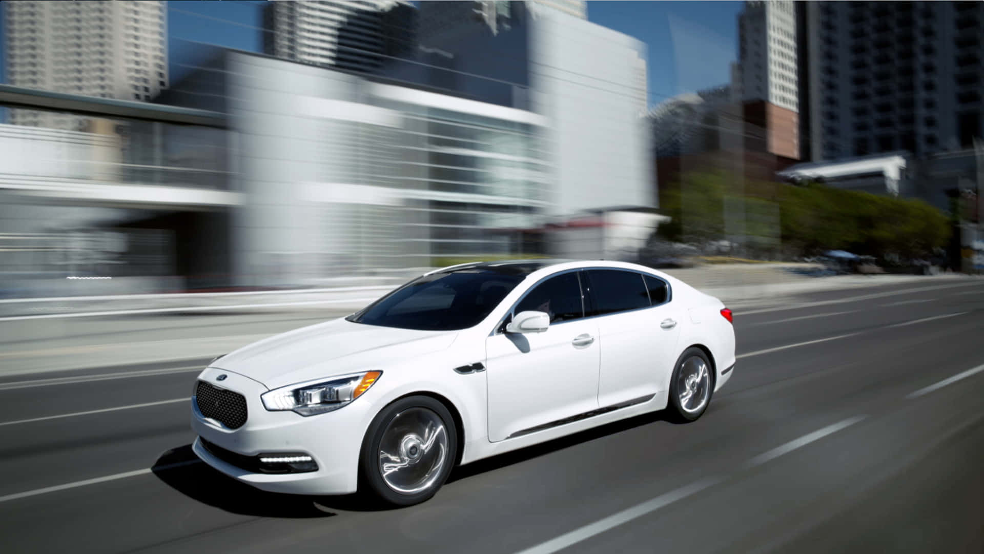 The Elegant Kia K900 In Motion Wallpaper