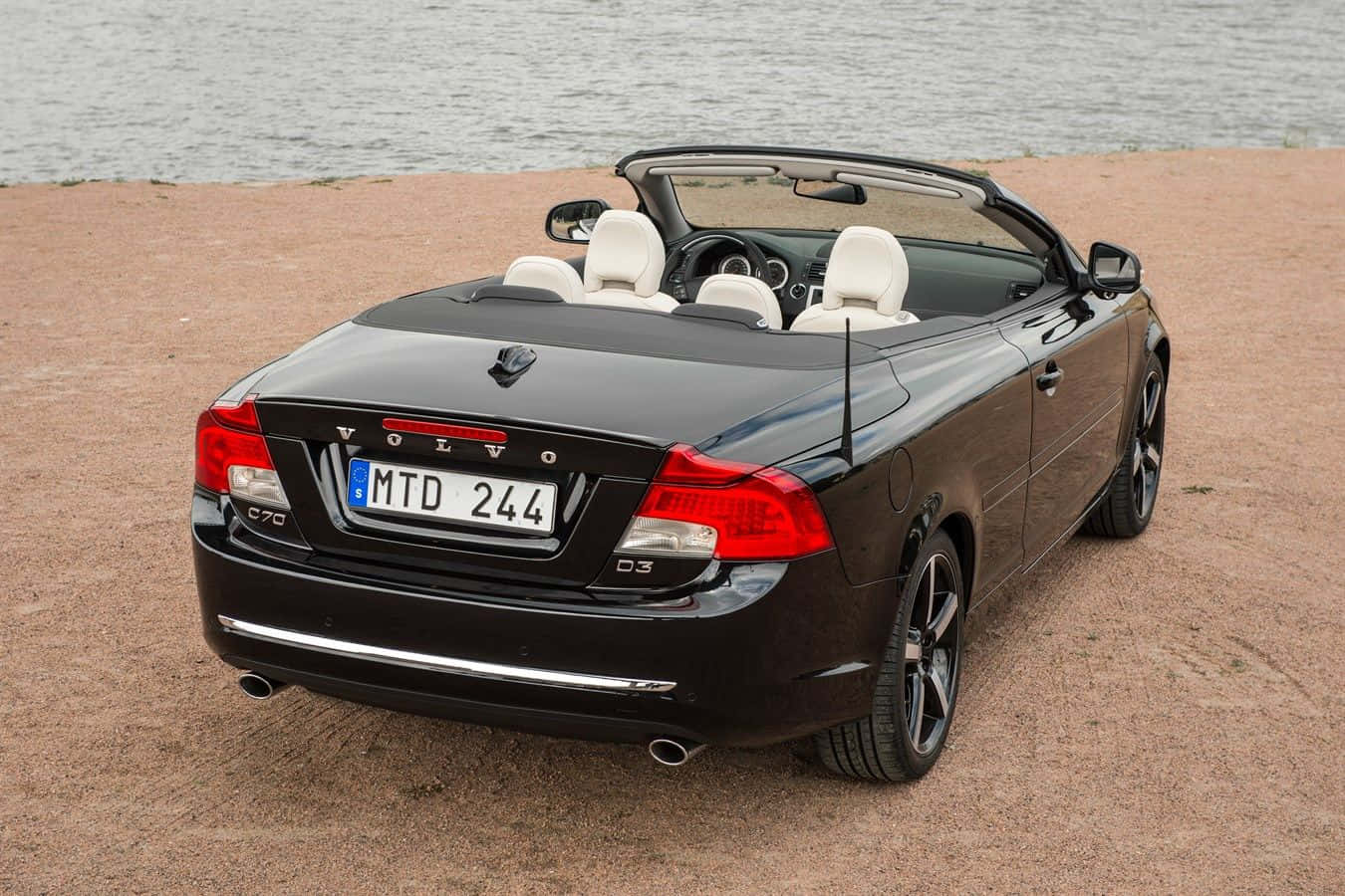 The Elegant Volvo C70 In Full Display Wallpaper