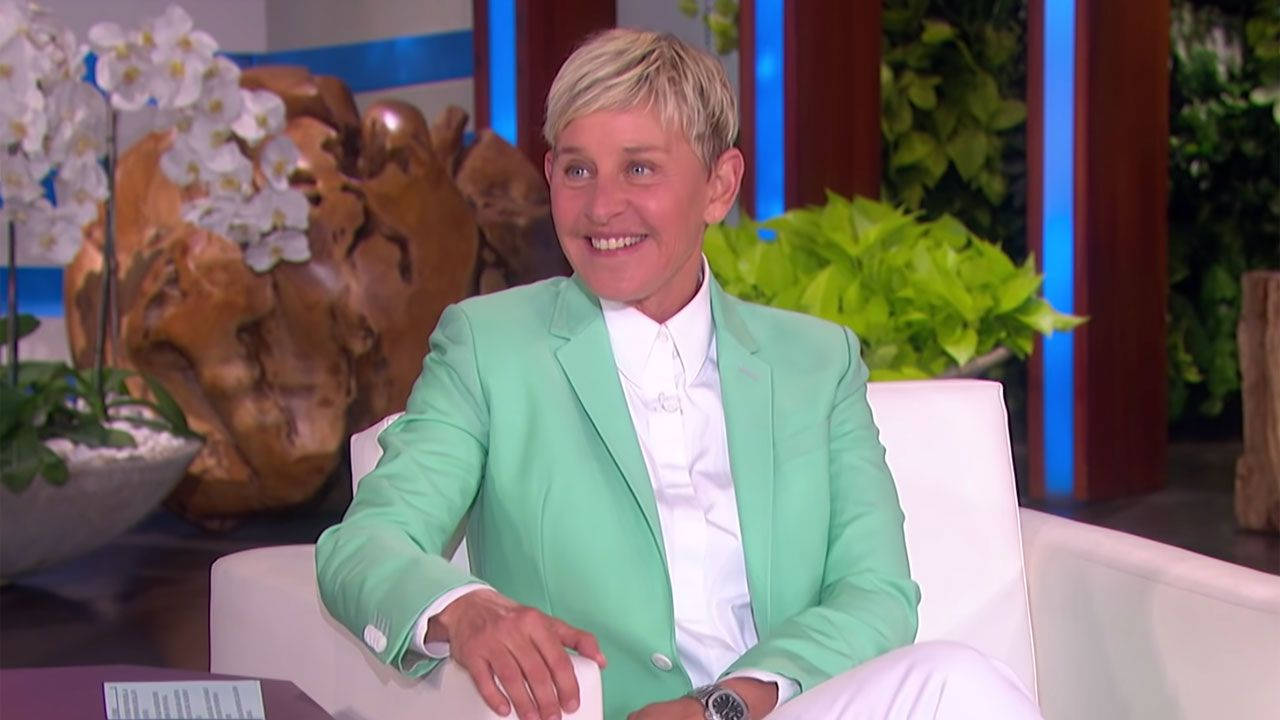 The Ellen Show Host In Green Suit Wallpaper