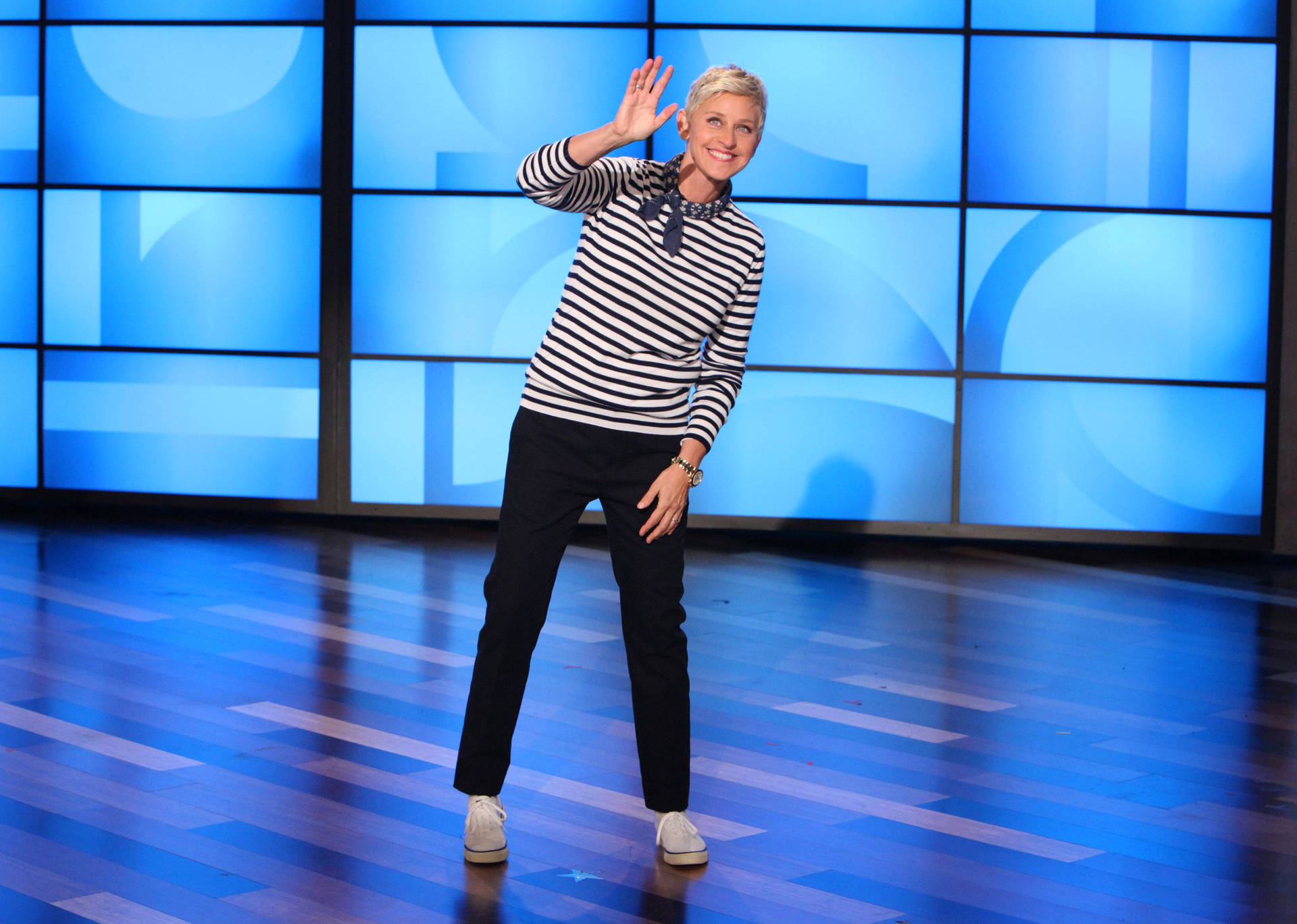 The Ellen Show In Striped Shirt Wallpaper