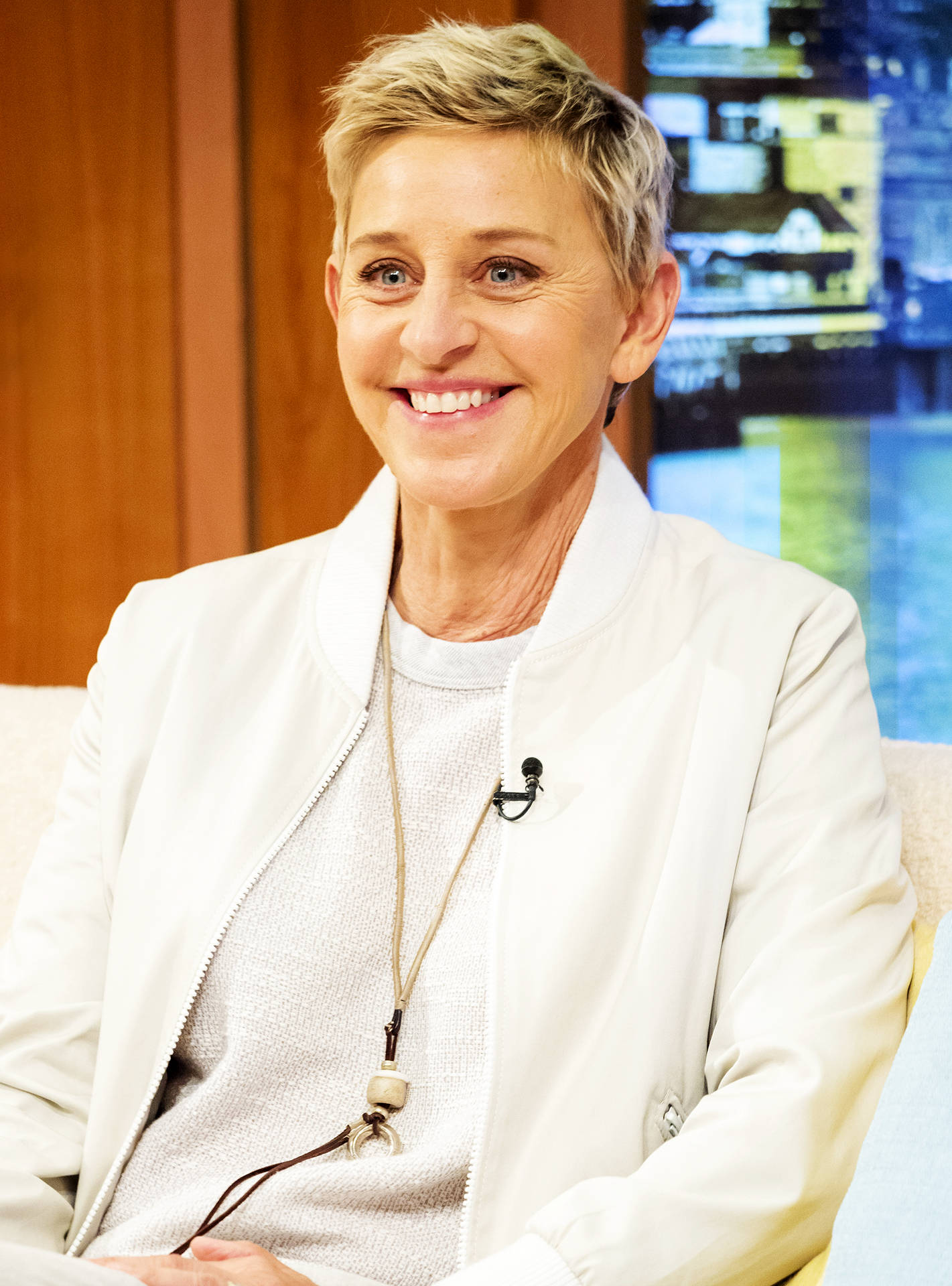 The Ellen Show White Suit Wallpaper