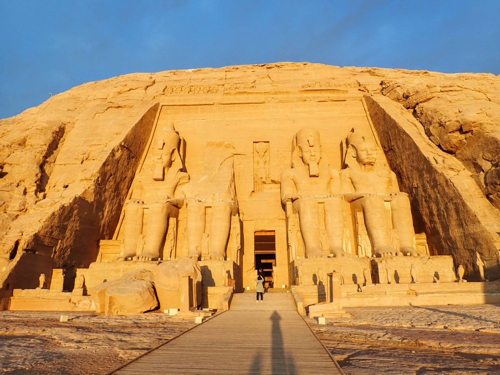 The Façade Of Abu Simbel's Temple In The Daytime Wallpaper