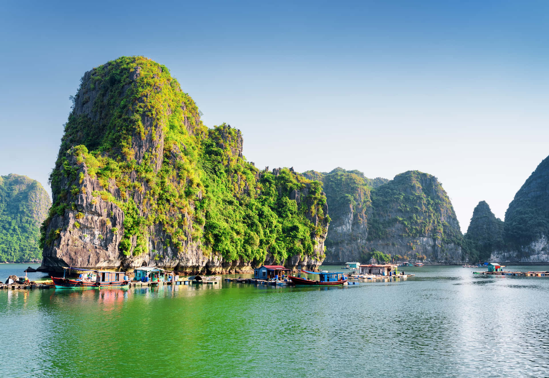 The Floating Village Of Halong Bay Wallpaper
