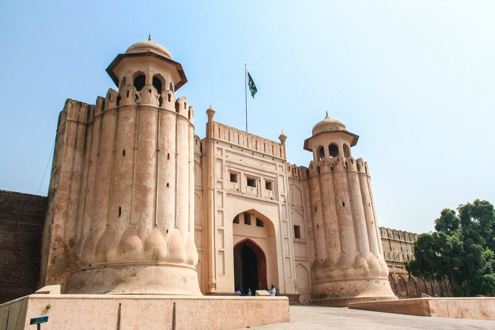 Majestic view of the Grand Lahore Fort Wallpaper