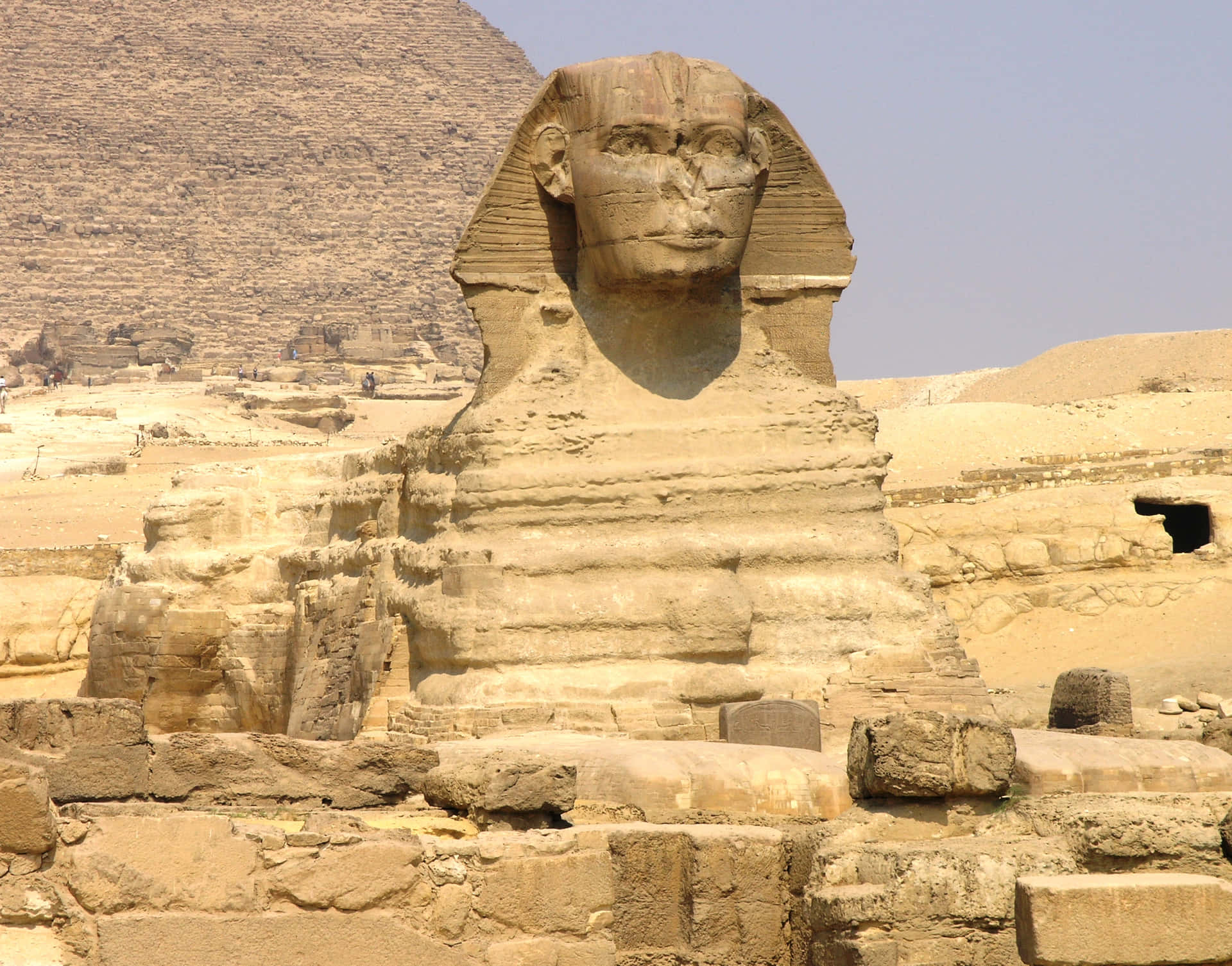 The Great Sphinx A Limestone Statue Of A Reclining Sphinx Wallpaper