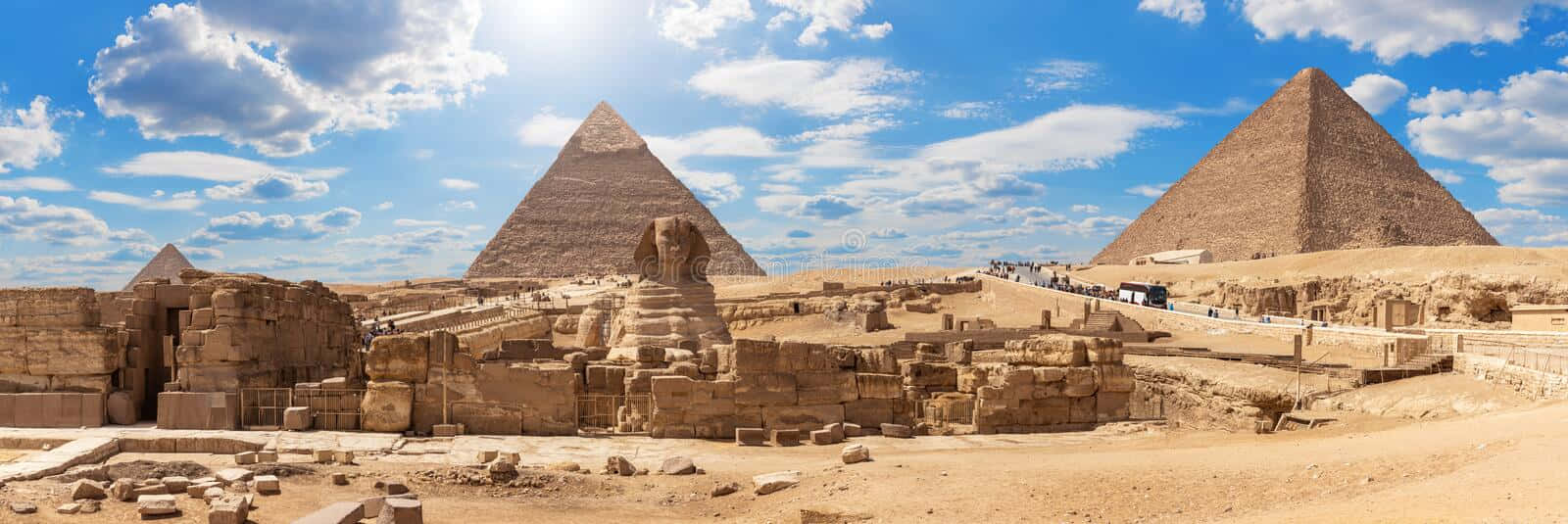 Awe-Inspiring View of the Great Sphinx and Majestic Pyramids of Giza Wallpaper