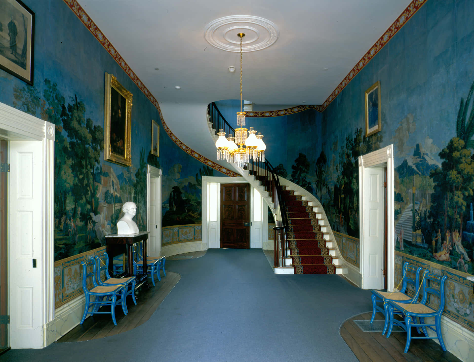 Væggemotiv Hermitage Hallway har et vintage-stil palet. Wallpaper