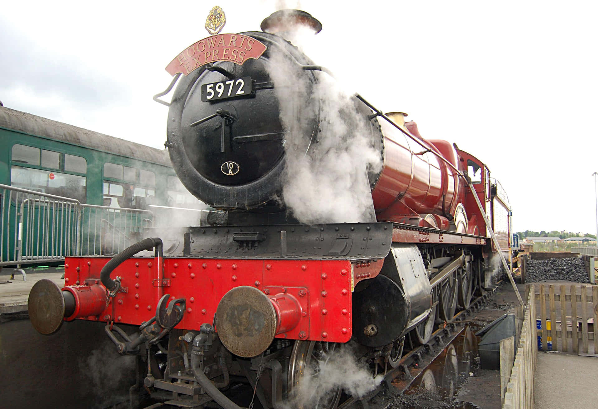 Ride the Magical Hogwarts Express Train Wallpaper